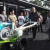 Bupati Kuningan saat menyerahkan Hand Traktor kepada kelompok tani.